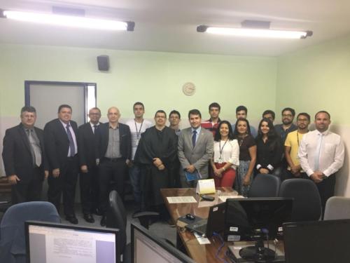 Representante da AATAL conversando com o Juiz e os servidores da Vara de Trabalho de Santana do Ipanema, onde se conversou sobre demandas que afligem os advogados da região, e se discutiu ideias para melhorias, com base no dever de cooperação de todos os agentes da Justiça do Trabalho.