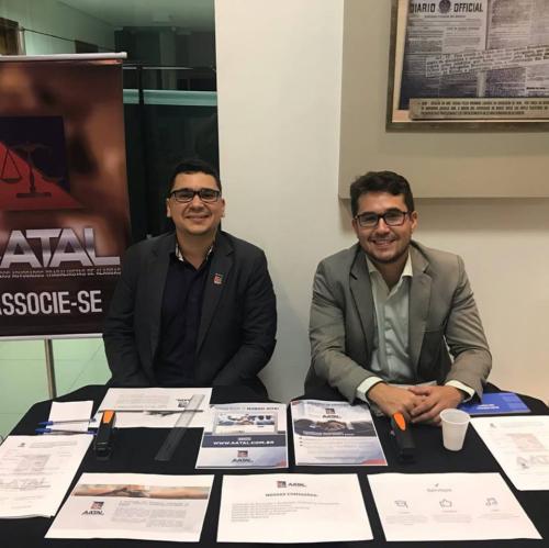 Nosso 1º Secretário, Dr. Geraldo Carvalho, e o Delegado Regional de Santana do Ipanema, Dr. Marcus Tullius Farias, prestando informações sobre a AATAL, no 1º Simpósio de Direito Material e Processual do Trabalho de Alagoas, no auditório da OAB/AL.